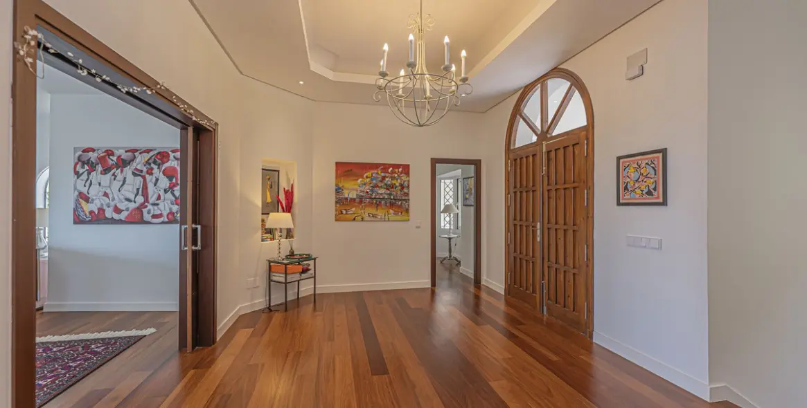 Sale of detached villa in El Paraiso 43