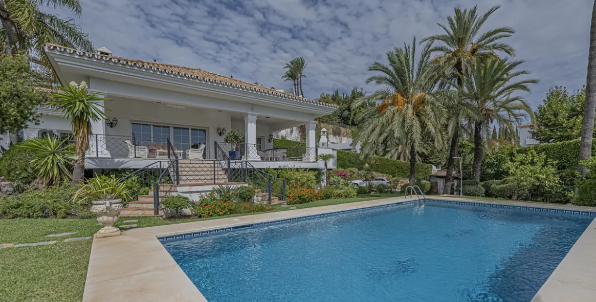 Sale of detached villa in El Paraiso 45
