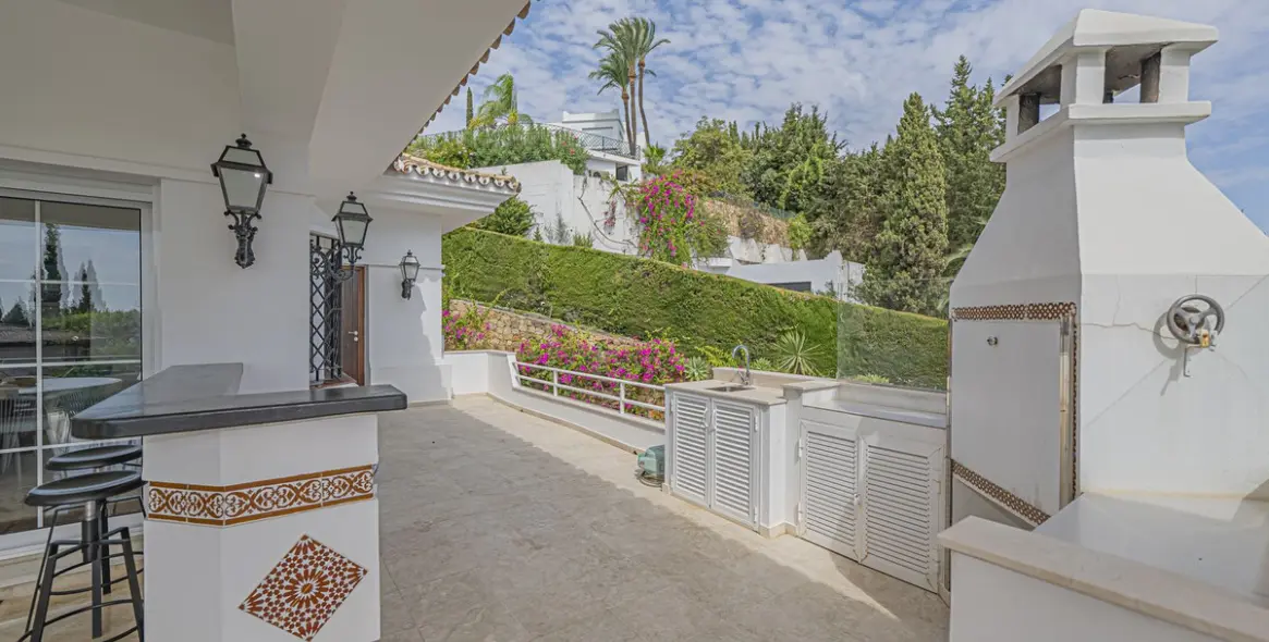 Sale of detached villa in El Paraiso 46