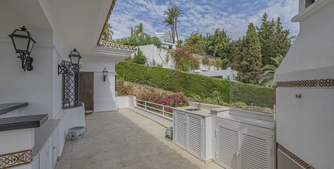 Sale of detached villa in El Paraiso 47