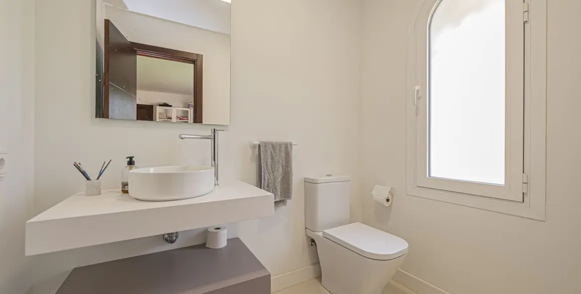 Sale of detached villa in El Paraiso 48