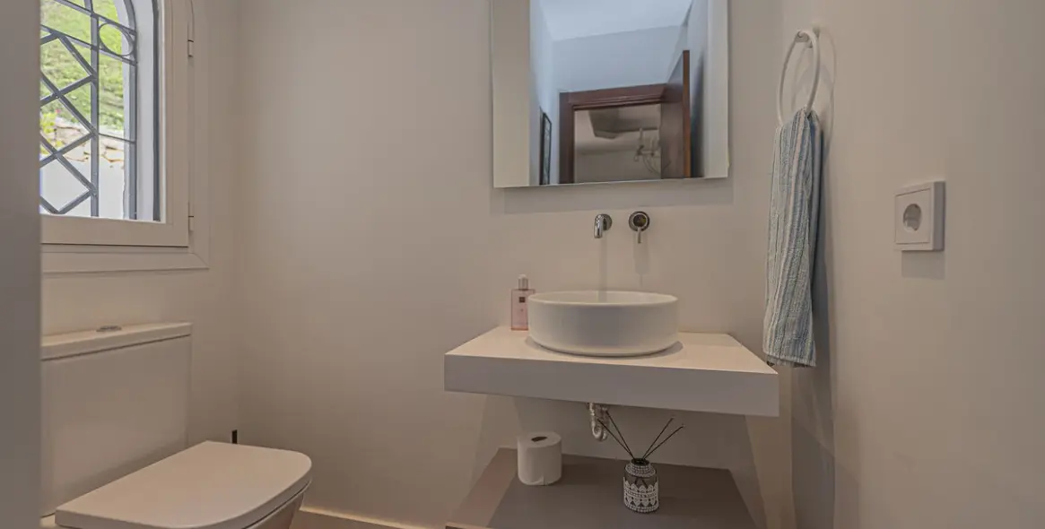 Sale of detached villa in El Paraiso 49