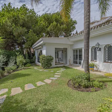 Sale of detached villa in El Paraiso