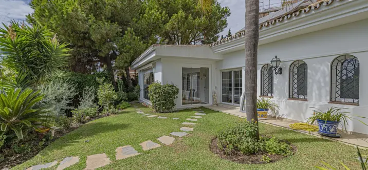 Sale of detached villa in El Paraiso 2