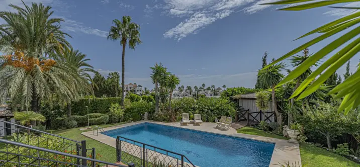 Sale of detached villa in El Paraiso 3