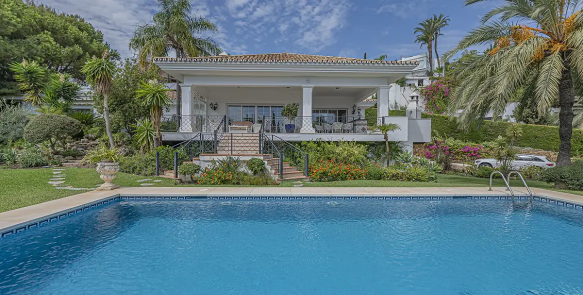 Продажа  отдельно стоящей виллы в El Paraiso 6