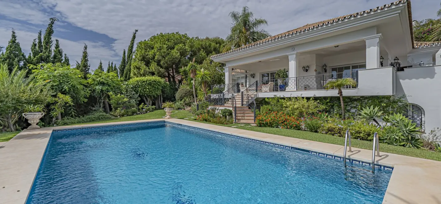 Sale of detached villa in El Paraiso 0