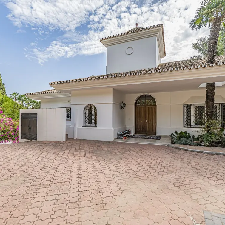 Sale of detached villa in El Paraiso