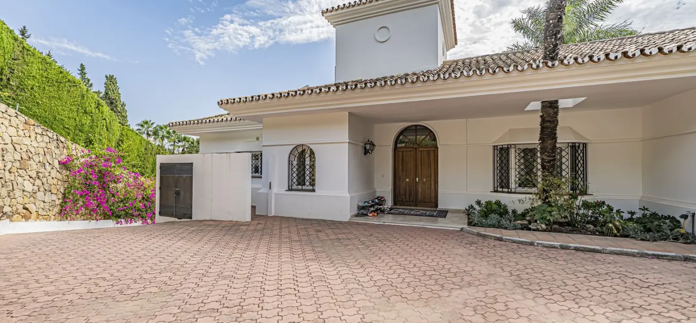 Sale of detached villa in El Paraiso 1