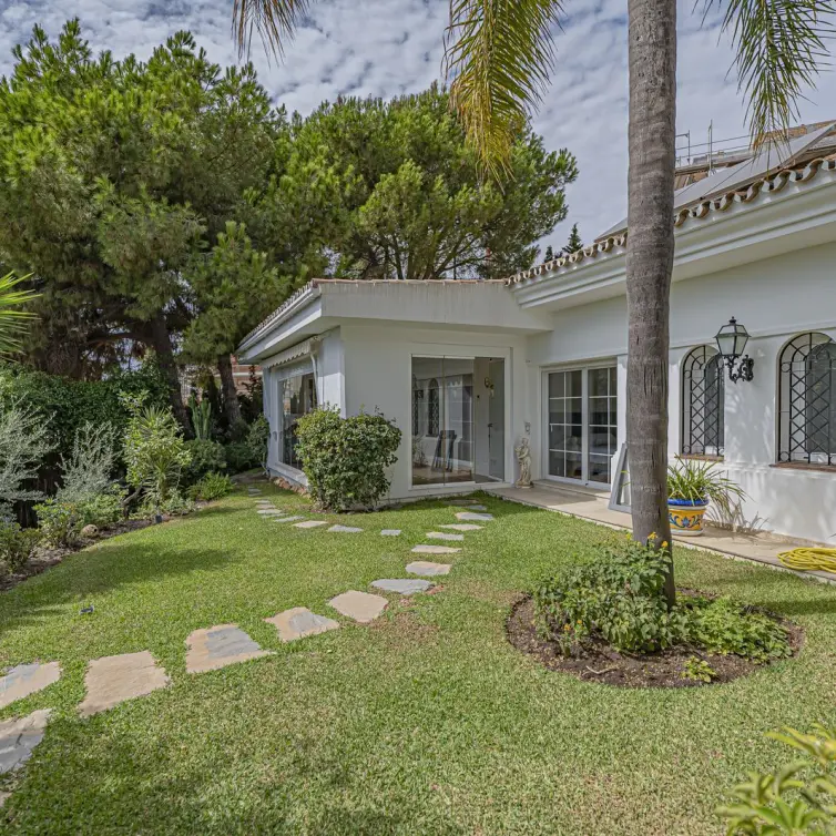 Sale of detached villa in El Paraiso