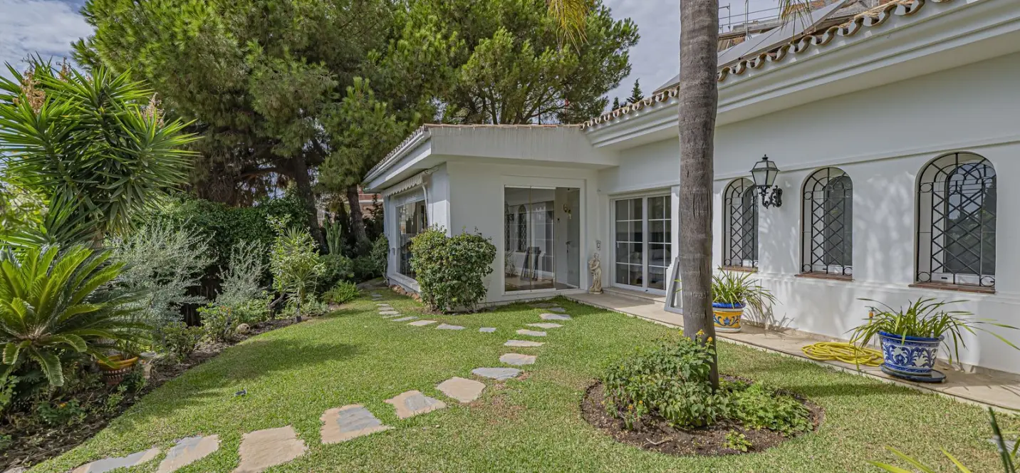 Sale of detached villa in El Paraiso 2