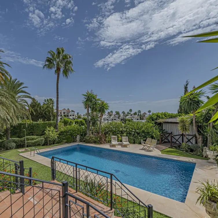 Sale of detached villa in El Paraiso