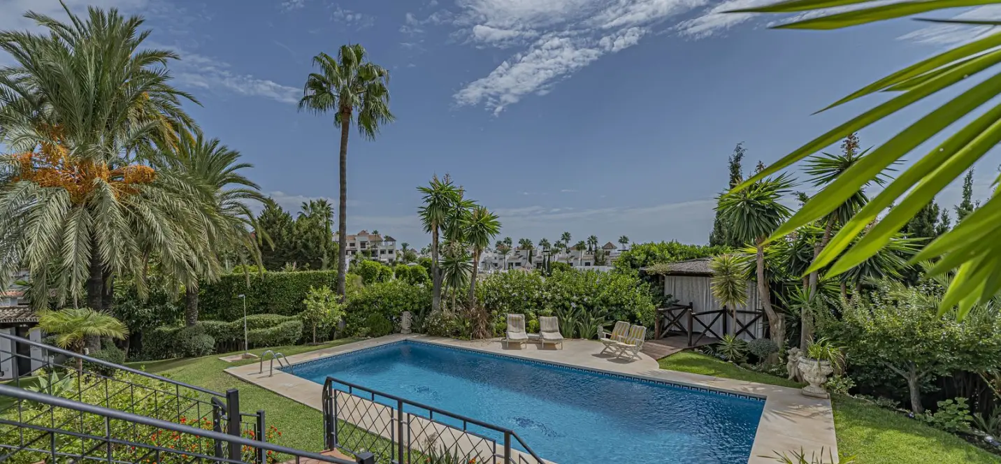 Sale of detached villa in El Paraiso 3