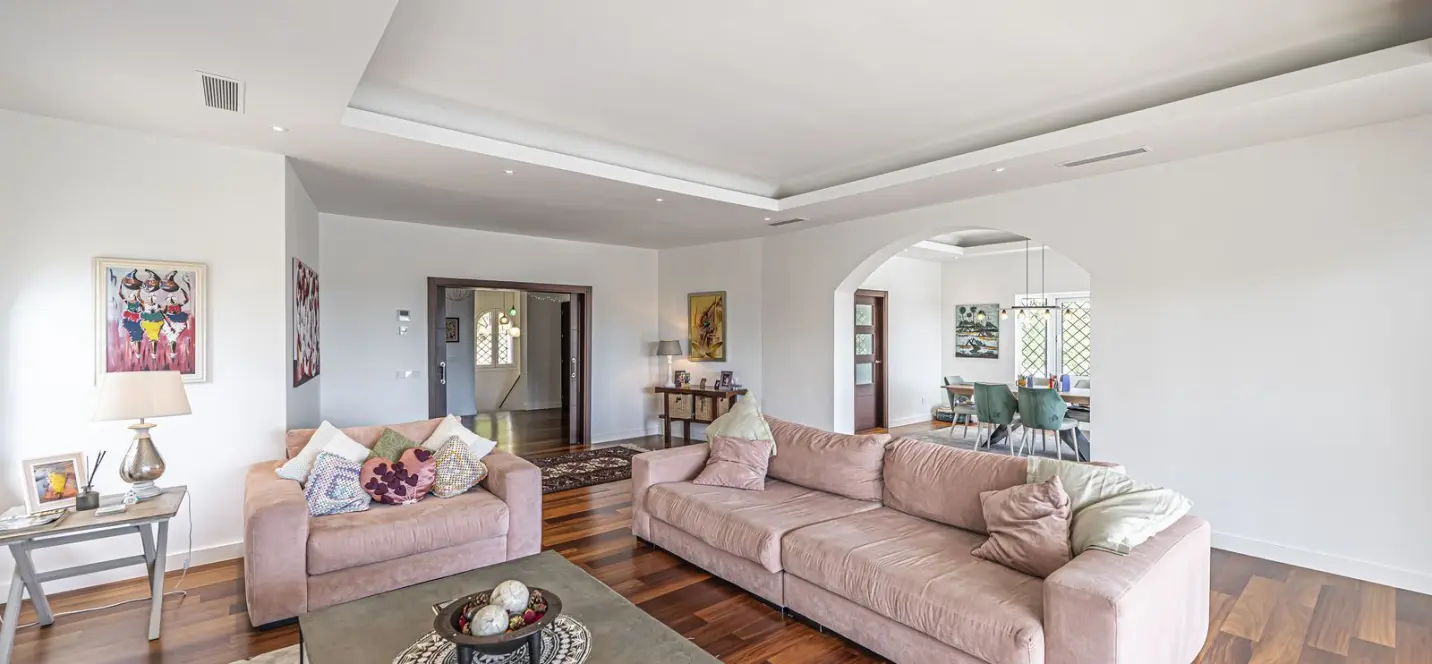 Sale of detached villa in El Paraiso 4