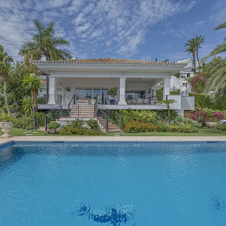 Sale of detached villa in El Paraiso