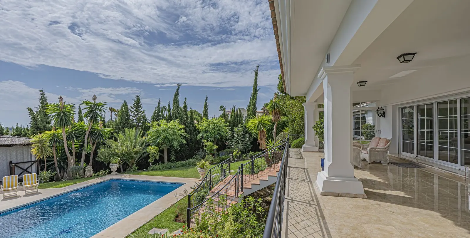 Продажа  отдельно стоящей виллы в El Paraiso 15