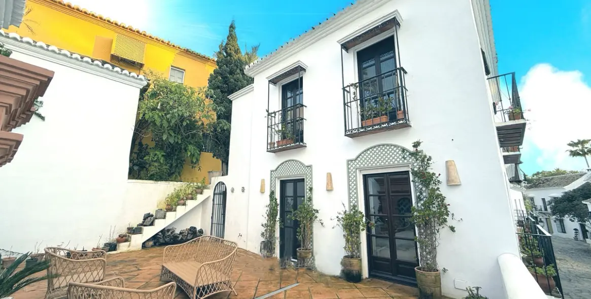 Продажа дома на две семьи в Marbella 2