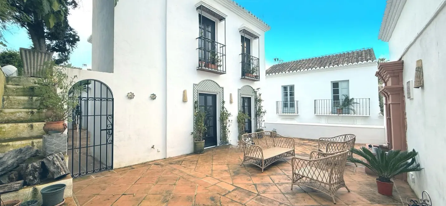 Продажа дома на две семьи в Marbella 0