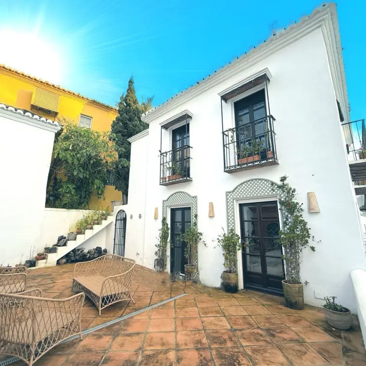 Продажа дома на две семьи в Marbella