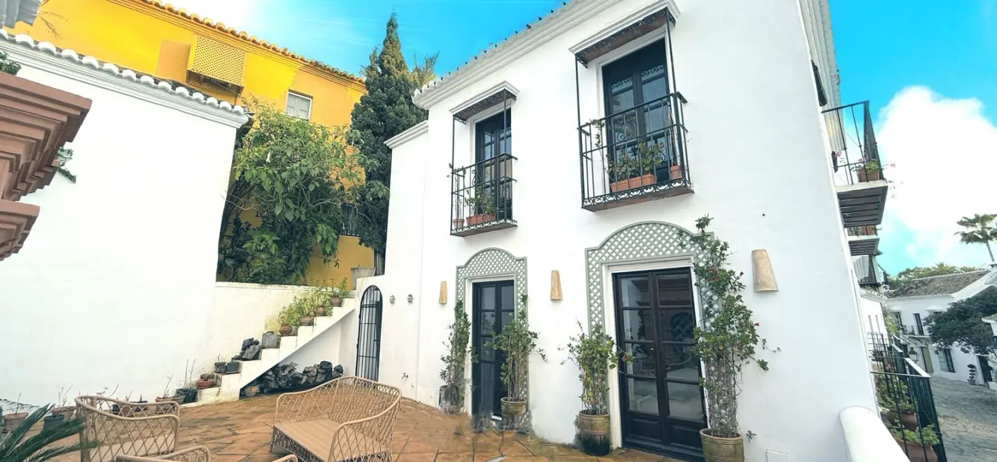 Продажа дома на две семьи в Marbella 1