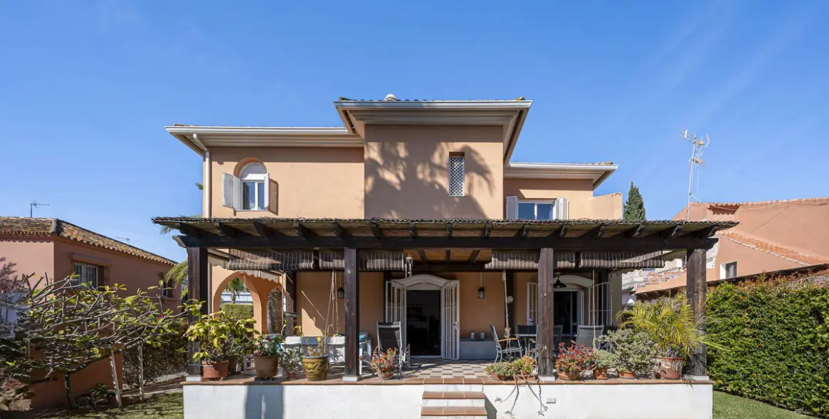 Продажа  отдельно стоящей виллы в The Golden Mile 1