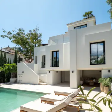 Venta de villa independiente en Nueva Andalucía