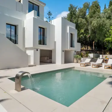 Venta de villa independiente en Nueva Andalucía