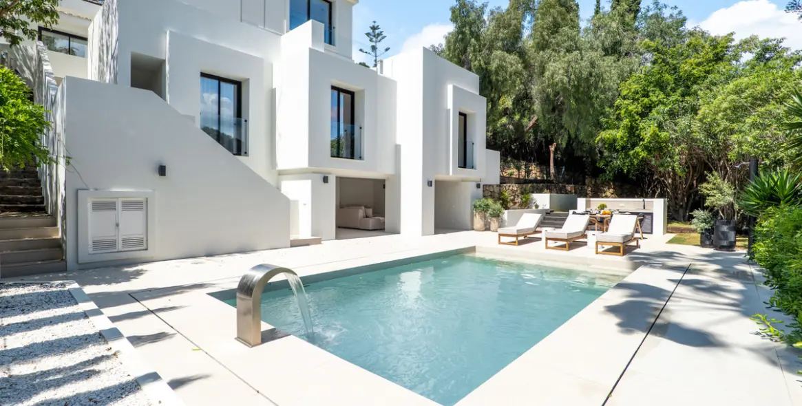 Продажа  отдельно стоящей виллы в Nueva Andalucía 24