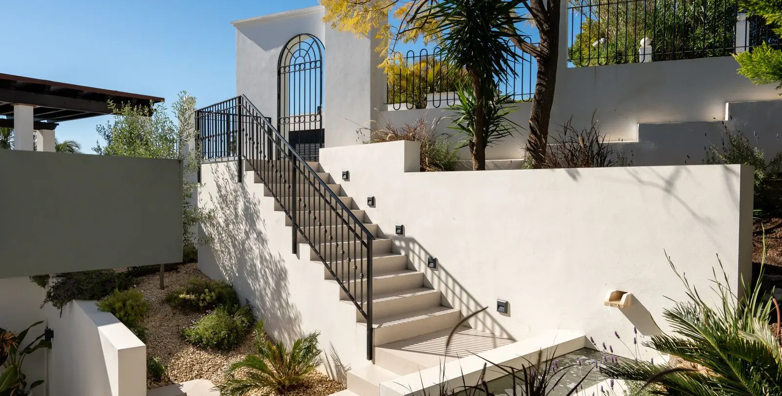 Продажа  отдельно стоящей виллы в Nueva Andalucía 26