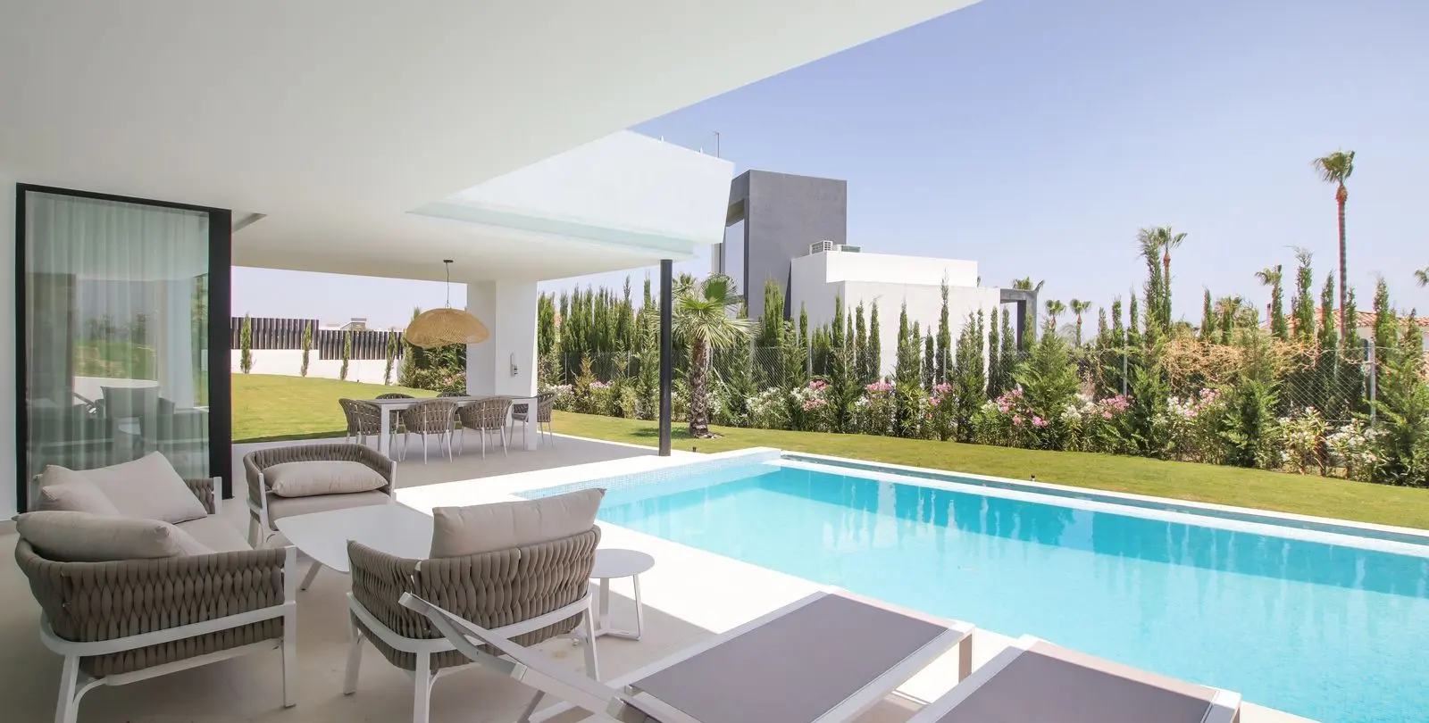 Продажа  отдельно стоящей виллы в Estepona 3