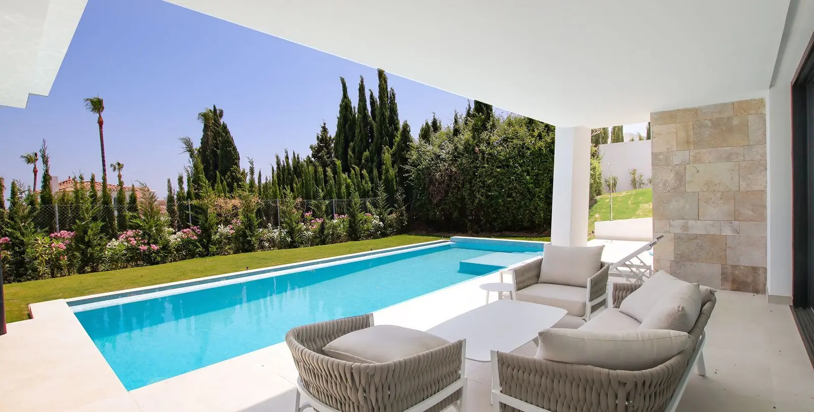 Продажа  отдельно стоящей виллы в Estepona 26