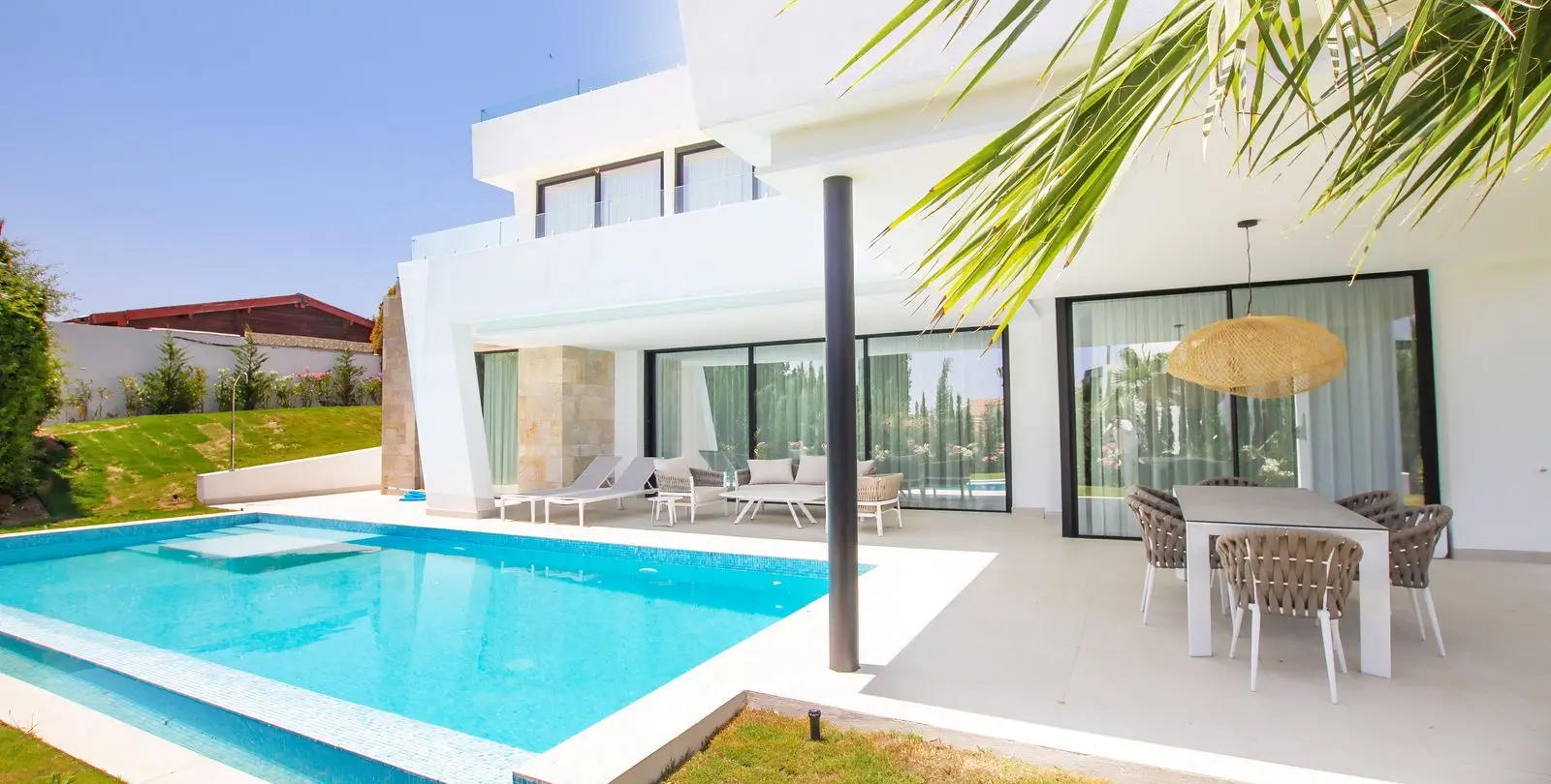 Продажа  отдельно стоящей виллы в Estepona 27