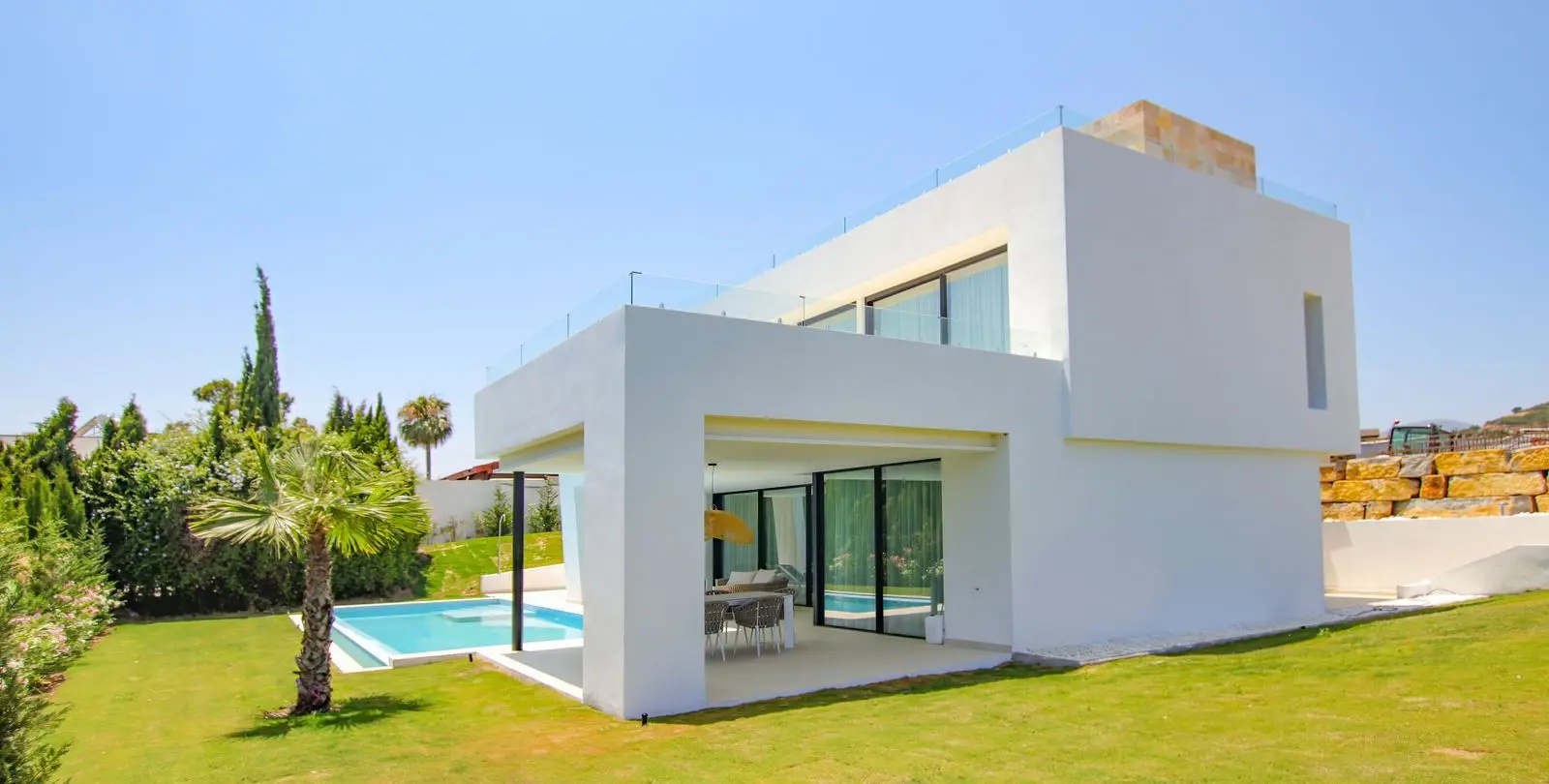 Продажа  отдельно стоящей виллы в Estepona 28