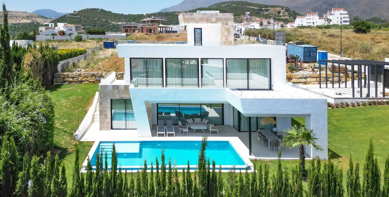 Продажа  отдельно стоящей виллы в Estepona 29