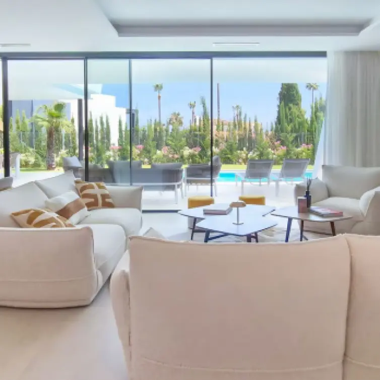 Sale of detached villa in Estepona