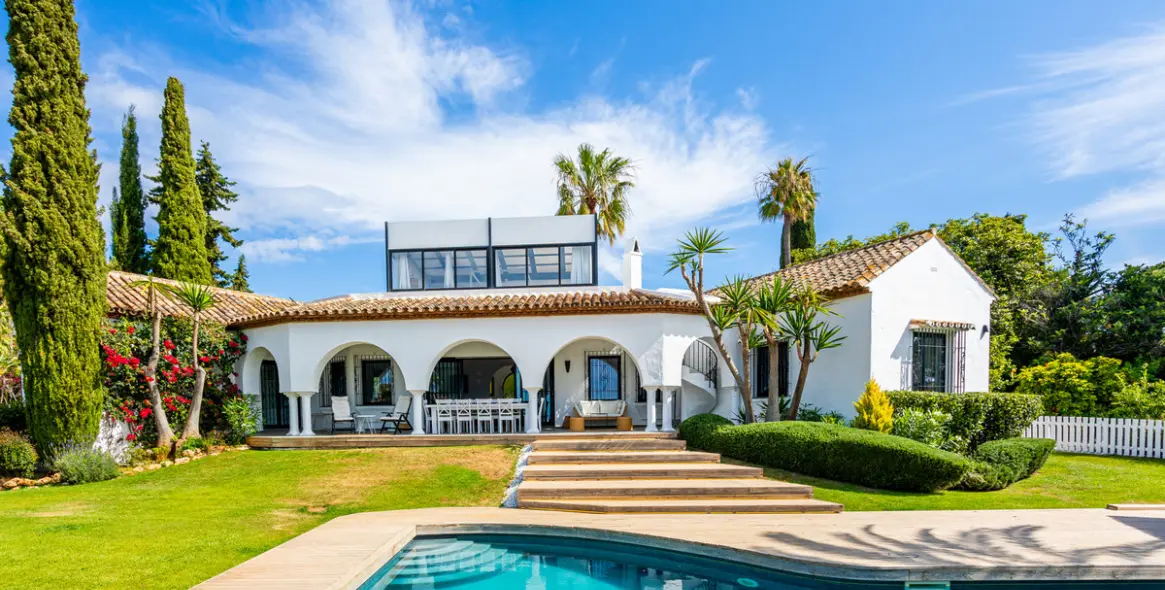 Продажа  отдельно стоящей виллы в Marbella East (район Hacienda Las Chapas) 1