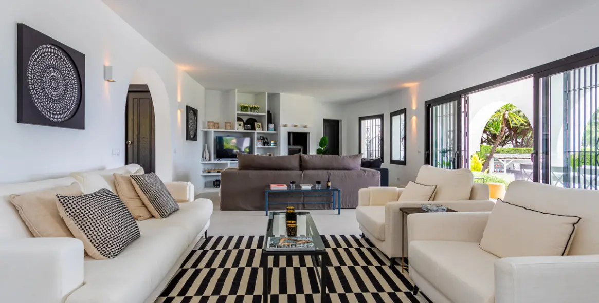 Продажа  отдельно стоящей виллы в Marbella East (район Hacienda Las Chapas) 2