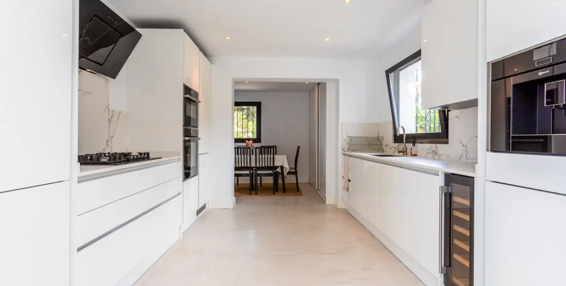 Продажа  отдельно стоящей виллы в Marbella East (район Hacienda Las Chapas) 3