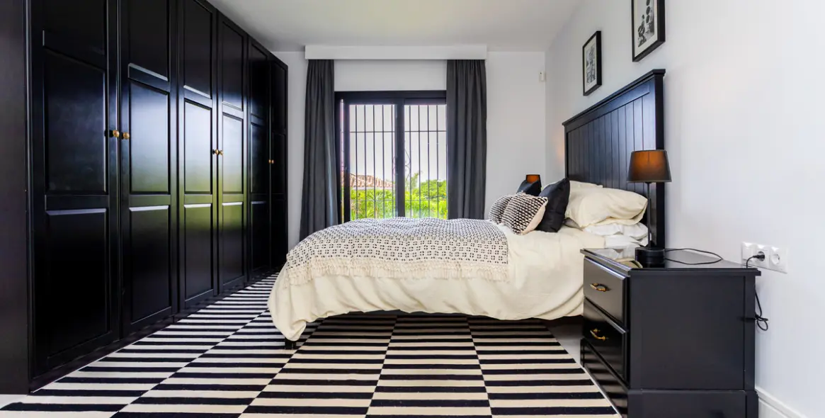 Продажа  отдельно стоящей виллы в Marbella East (район Hacienda Las Chapas) 4