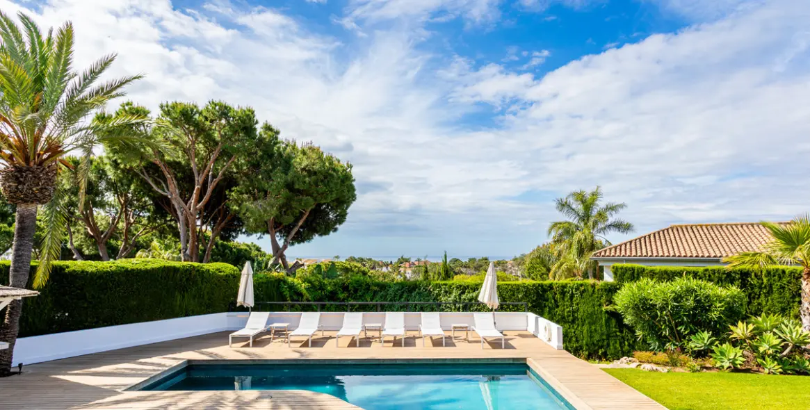 Продажа  отдельно стоящей виллы в Marbella East (район Hacienda Las Chapas) 8