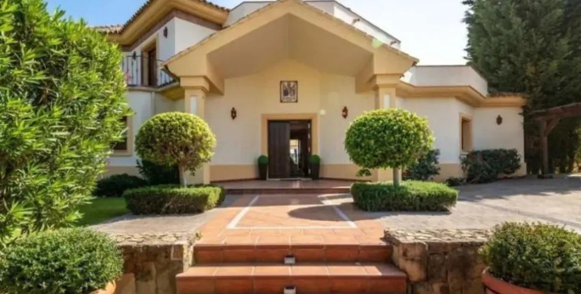 Продажа  отдельно стоящей виллы в Los Flamingos 2