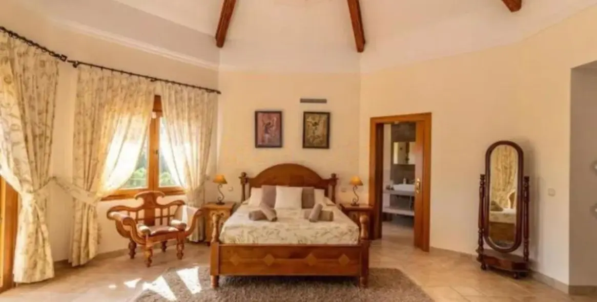 Продажа  отдельно стоящей виллы в Los Flamingos 7