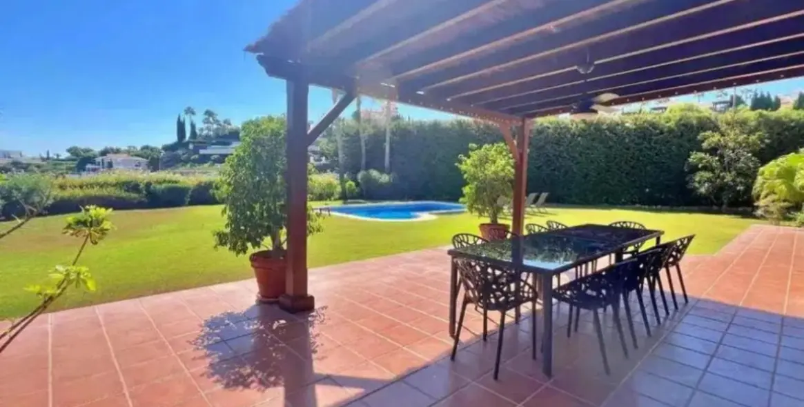 Продажа  отдельно стоящей виллы в Los Flamingos 9