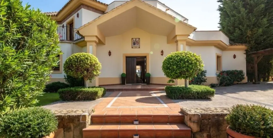 Продажа  отдельно стоящей виллы в Los Flamingos 27