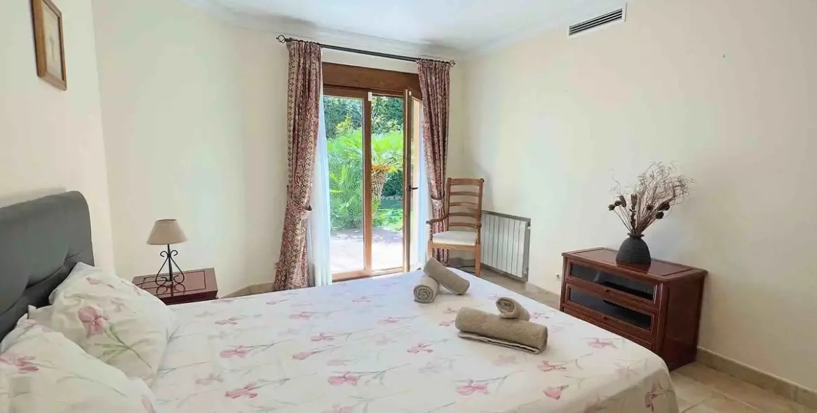 Продажа  отдельно стоящей виллы в Los Flamingos 33