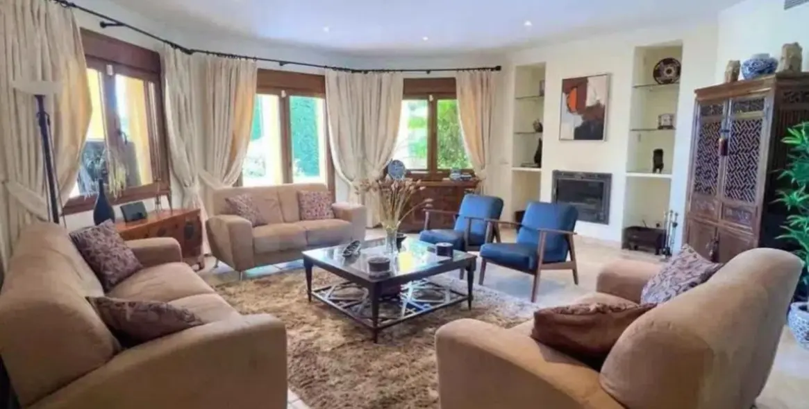 Продажа  отдельно стоящей виллы в Los Flamingos 43