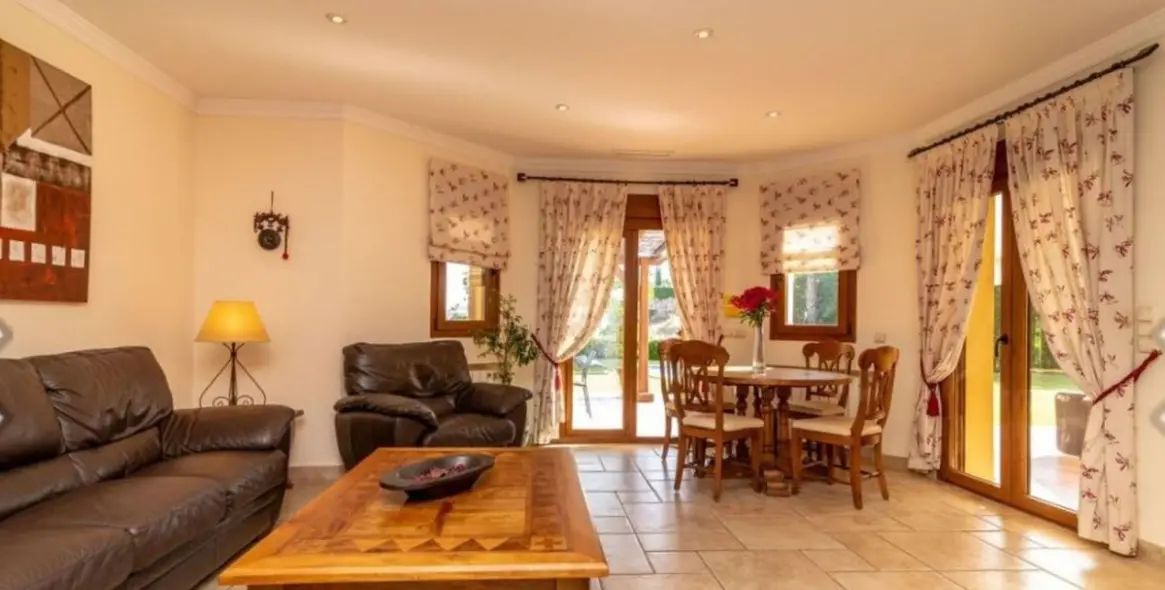 Продажа  отдельно стоящей виллы в Los Flamingos 48