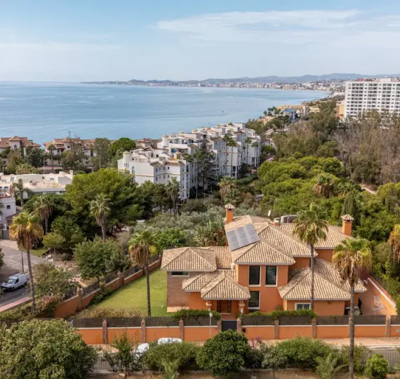 Продажа  отдельно стоящей виллы в Benalmadena Costa