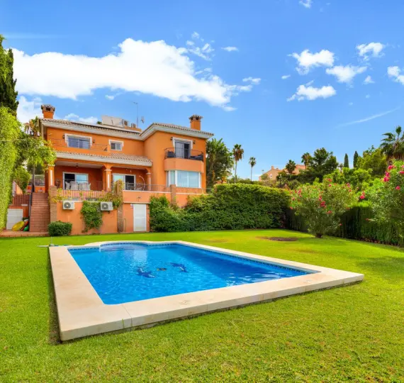 Продажа  отдельно стоящей виллы в Benalmadena Costa