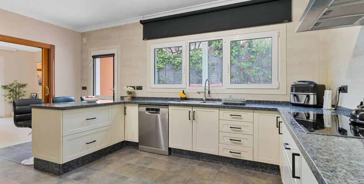 Продажа  отдельно стоящей виллы в Benalmadena Costa 14